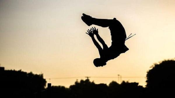 تصاویر هیجان انگیز از پارکور کارهای پایتخت ، معلق در زمین تصاویر هیجان انگیز از پارکور کارهای مرکز ، معلق در زمین و آسمان