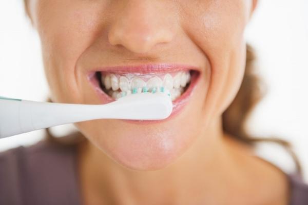 چرا نباید بعد از غذا دندان هایمان را مسواک بزنیم؟